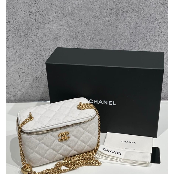 Chanel  Vanity Sweetheart Quilted White Crossbody with Gold Chain - Picture 3 of 4